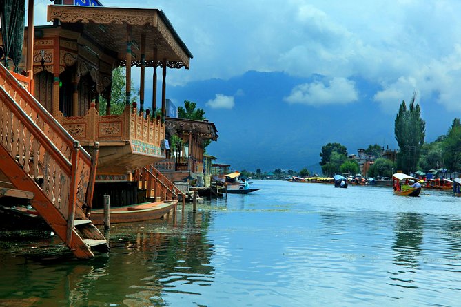 6-Days Luxury Tour Package of Kashmir from Srinagar - Your comfort mix: Dal Lake houseboat nights plus hotel stays