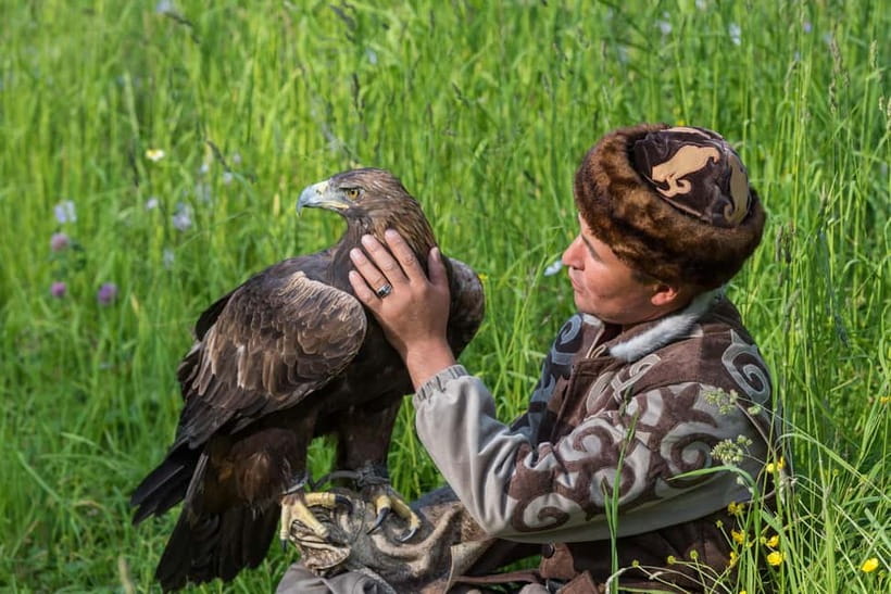 Almaty: Falconry show and Big Almaty Gorge - Alma-Arasan: your first scenic break (and a good photo chance)