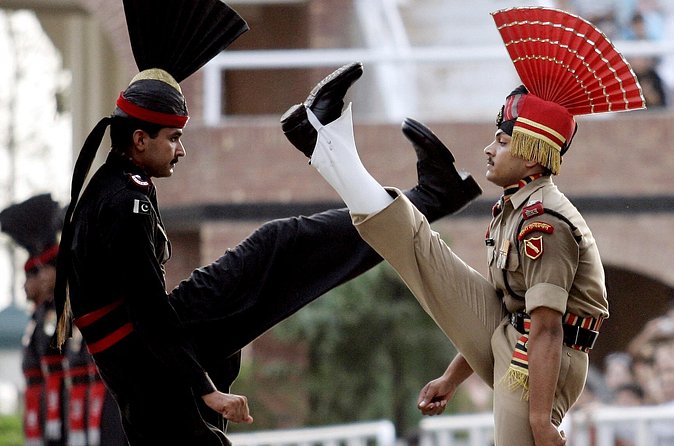 Amritsar 1 Day Guided Tour-Golden Temple, Jalliawala Bagh, Wagah - Wagah Border retreat ceremony: what to expect from the final segment