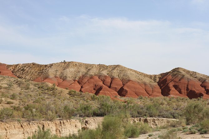 Atyn Emel National Park 2 days tour - Day 1: Aktau Mountains, Katutau views, and a 700-year-old willow