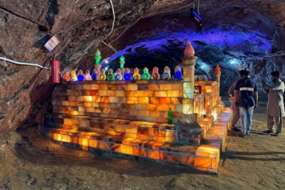 Day Trip Of Salt Mines and Katas Raj From Lahore and Islamabad - Khewra Salt Mine: walking through geology and seeing salt in real time