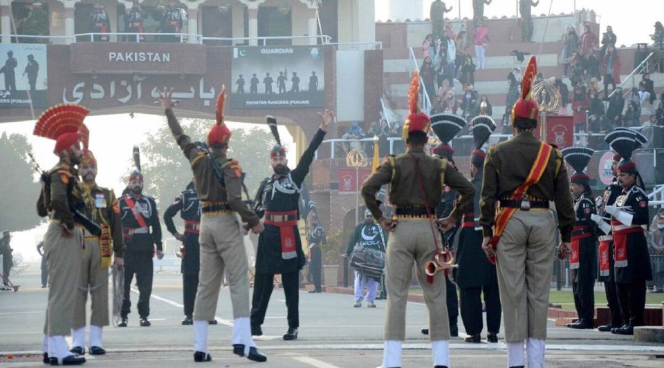 From Amritsar: Private Day Trip with Wagah Border Ceremony - Lunch and shopping in Amritsar: eat local, then browse like a resident