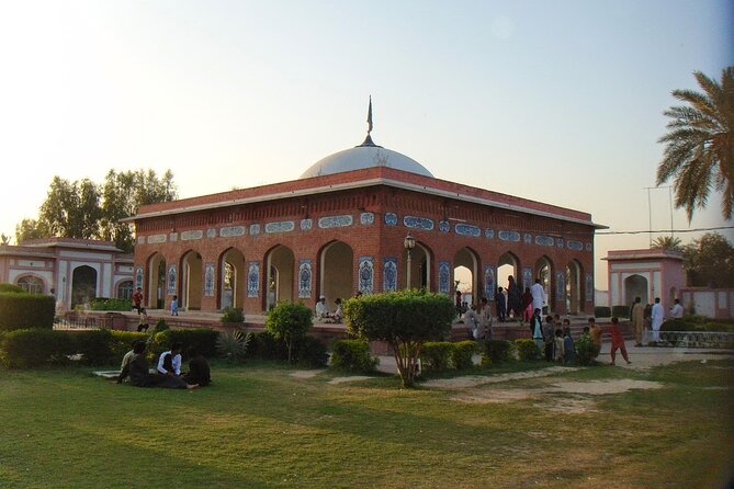 Heer Ranjha Tomb & Jhang City Pvt Guided & All-Incl. 1-day Tour - Lahore to Jhang in one day without the stress