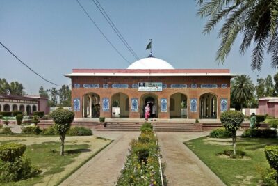 Heer Ranjha Tomb & Jhang City Pvt Guided & All-Incl. 1-day Tour - Heer and Ranjha’s Tomb: romance lore you can walk right up to