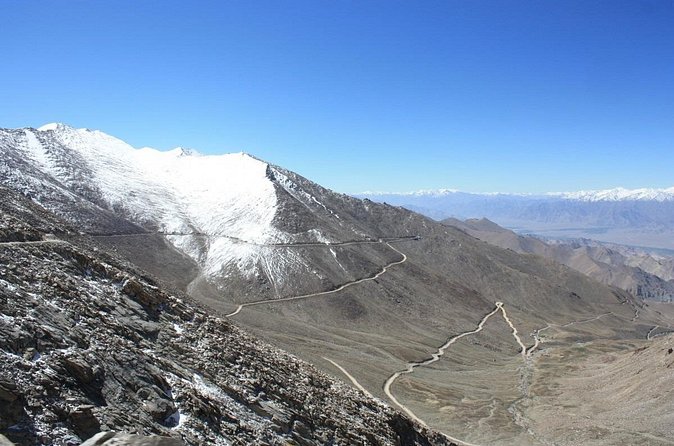 Khardungla Pass Expedition: A High Altitude Day Trip from Leh - Khardungla Pass time: 5,359–5,602m thrills, crowding, and cold surprises