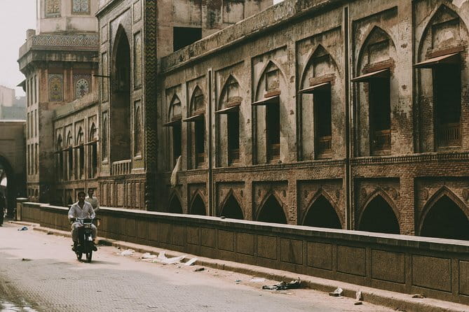 Private Guided Lahore City Full Day Tour - Badshahi Mosque: Mughal Scale, 17th-Century Authority