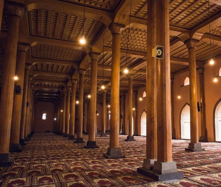 Srinagar Old City Heritage Walking Tour with Kahwa Tea - Starting at Pather Masjid: The First Scene-Setter