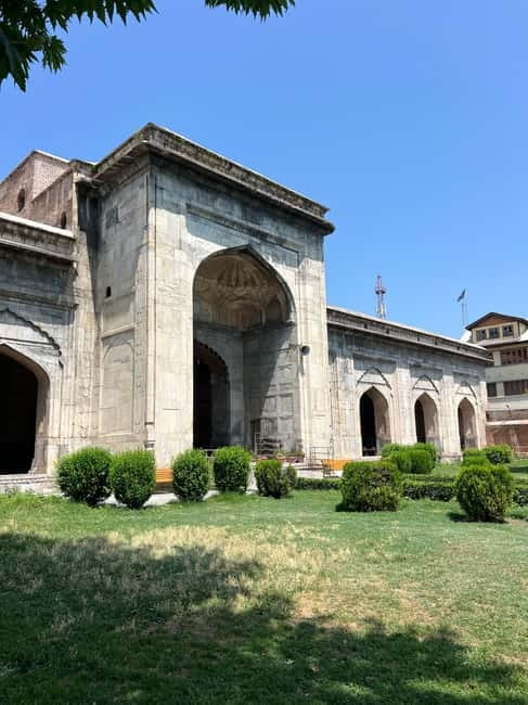 Srinagar Old City Heritage Walking Tour with Kahwa Tea - Jamia Masjid Srinagar: Finishing With a Major Landmark