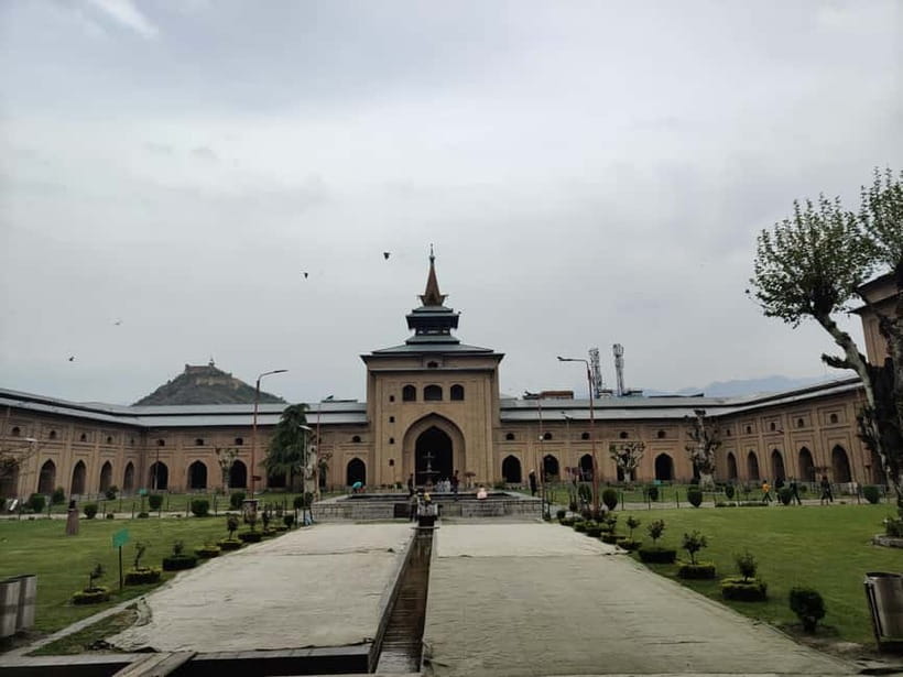 Srinagar: Private Old City and Mughal Gardens Guided Tour - Old City Walk: Hari Parbat Fort, Jamia Masjid, and Copper-Heavy Streets