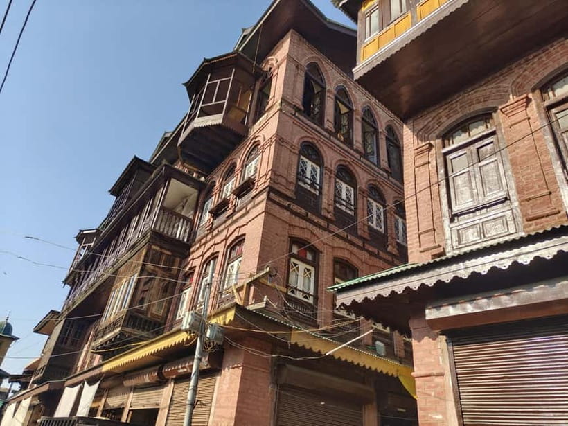 Srinagar: Private Old City and Mughal Gardens Guided Tour - Shah Hamdan Mosque and Wazwaan: Why the Lunch Stop Matters