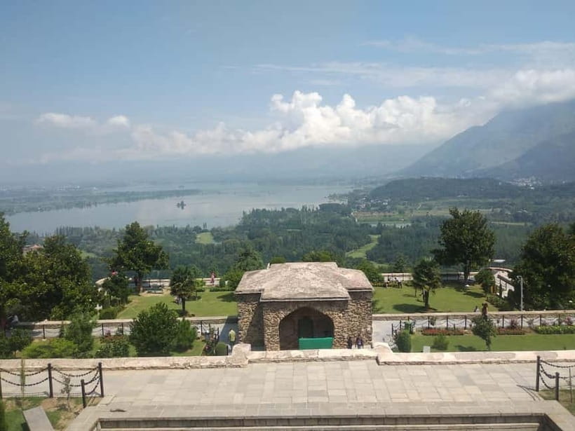 Srinagar: Private Old City and Mughal Gardens Guided Tour - Shalimar Garden (Shalimar Bagh): Love, Water, and 1619 Design